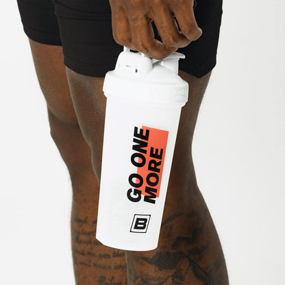 BARE PERFORMANCE NUTRITION Go One More BlenderBottle Shaker Flasche 28 oz mit Drahtschneebesen, Weiß