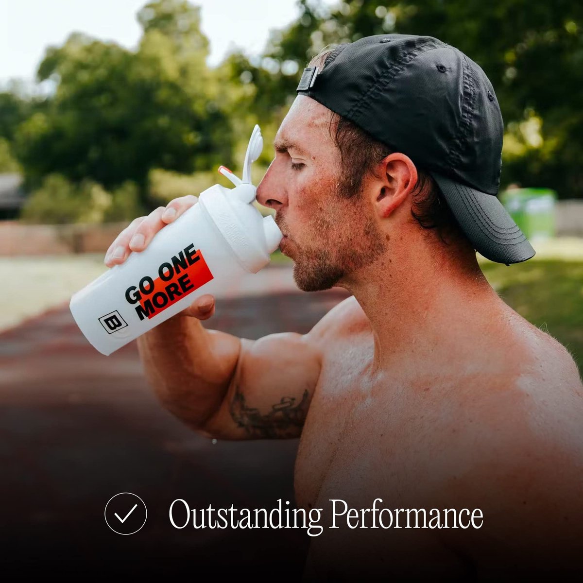 BARE PERFORMANCE NUTRITION Go One More BlenderBottle Shaker Flasche 28 oz mit Drahtschneebesen, Weiß