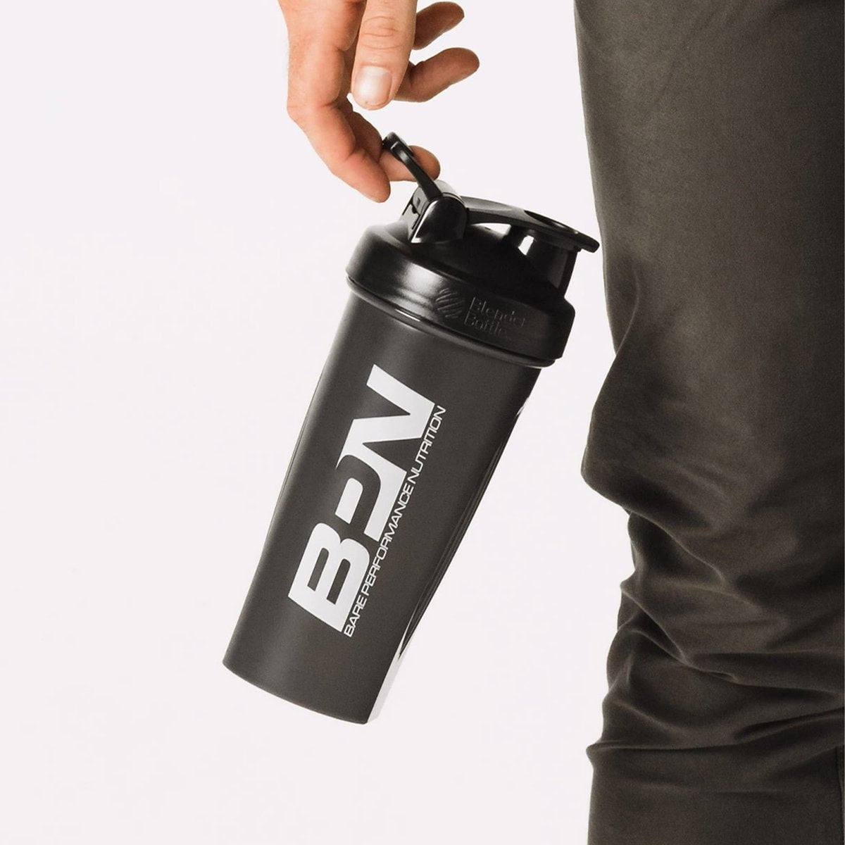 BARE PERFORMANCE NUTRITION Shaker Flasche 28 oz mit Drahtbesen - Schwarz