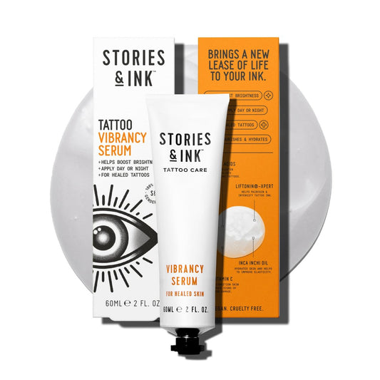 Stories & Ink Tattoo Care VIBRANCY SERUM für verheilte Tattoos – Aufhellende Behandlung zur Verbesserung der Tintenfarbe und Wiederherstellung verblasster Tattoo-Pigmente, leichte feuchtigkeitsspendende Nachsorge, 60 ml / 2 Fl Oz