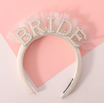 Perlenbesetzter Braut-Stirnreif mit 'BRIDE'-Schriftzug – Weißes Satin-Haarband für Junggesellinnenabschiede & Hochzeiten