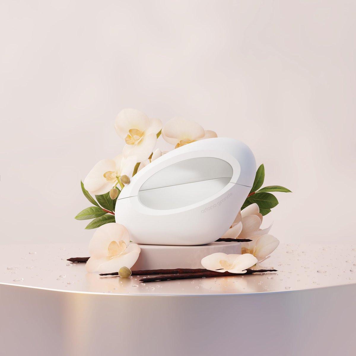Ariana Grande MOD Vanilla Eau de Parfum – Gourmand-Moschus-Duft für Frauen – Damenparfüm mit Noten von Vanille, Kakaobutter, Pflaume und Jasmin – 100 ml