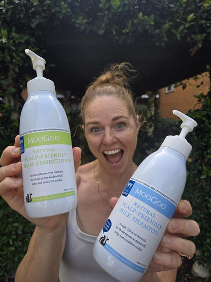 MooGoo Natürliches Milchshampoo & Conditioner Set - Für juckende, trockene, empfindliche Kopfhaut mit Neigung zu Ekzemen und Psoriasis – Sulfatfrei, Silikonfrei, Parabenfrei - 2x 500 ml