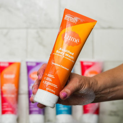 Lume Acidified Body Wash – 24-Stunden-Geruchskontrolle – Entfernt Gerüche besser als Seife – Feuchtigkeitsspendende Formel – Ohne SLS oder Parabene – Von Gynäkologen entwickelt – 8,5 Unzen (Toasted Coconut)