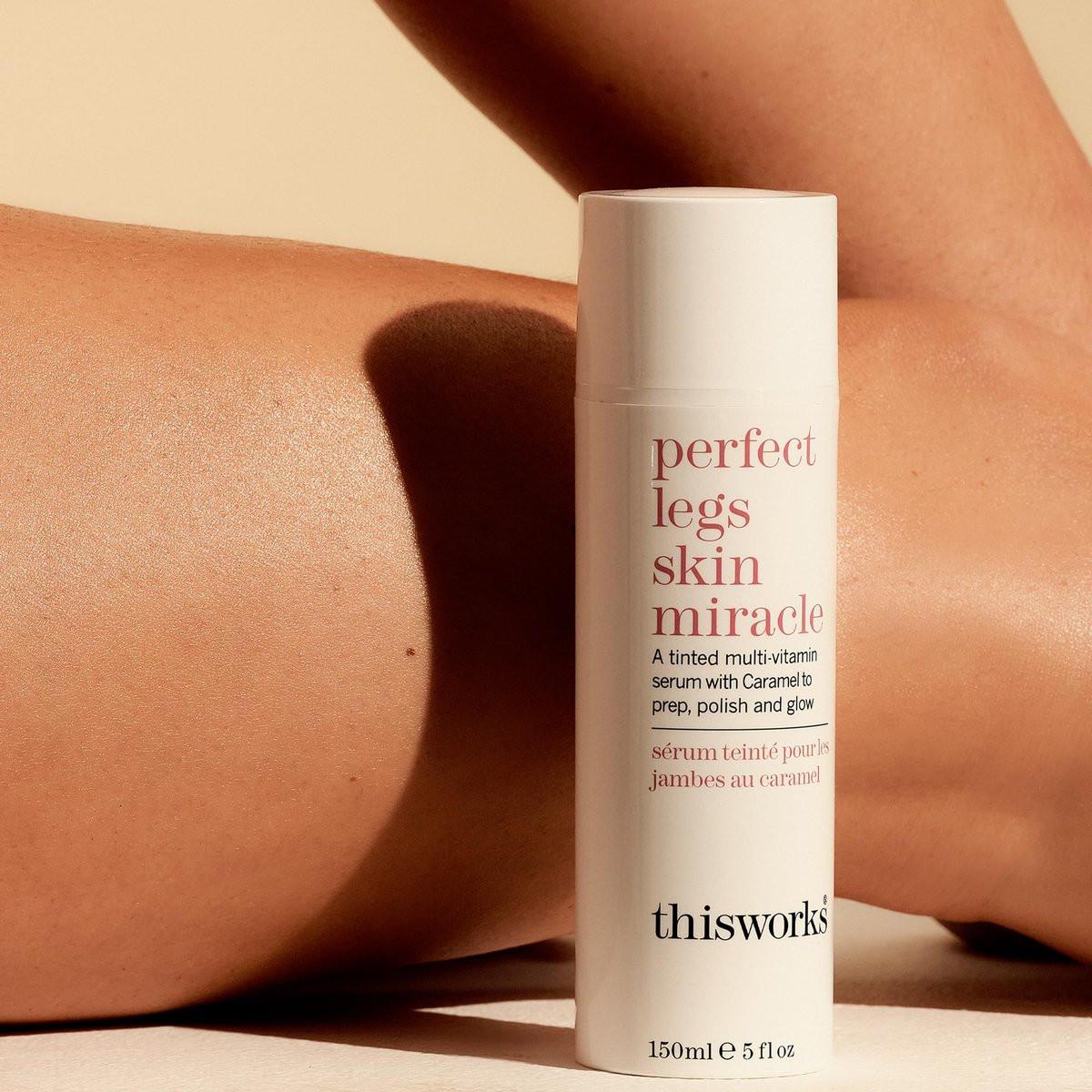 THISWORKS Perfect Legs Skin Miracle: Getönte Hautpflege mit Vitamin C & E für strahlenden, sonnengeküssten Glow – Gleicht Hautton aus & reduziert Unreinheiten, 150 ml