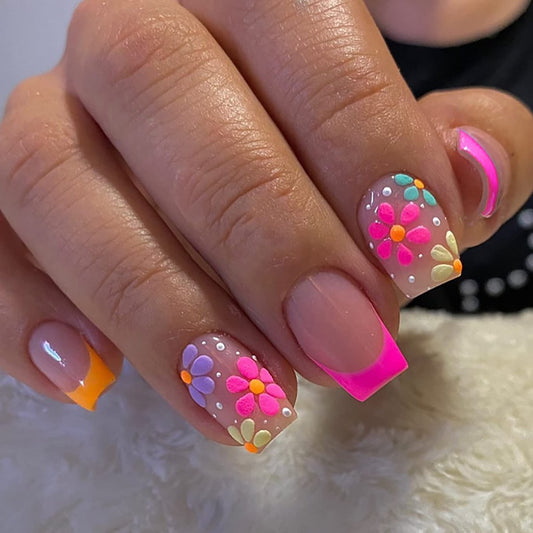 SOOZEE French Tip Press on Nägel Kurz Quadratisch Fake Nägel Nude Rosa mit Blumenmuster Acryl Künstliche Nägel Vollabdeckung Aufklebenägel für Frauen Mädchen