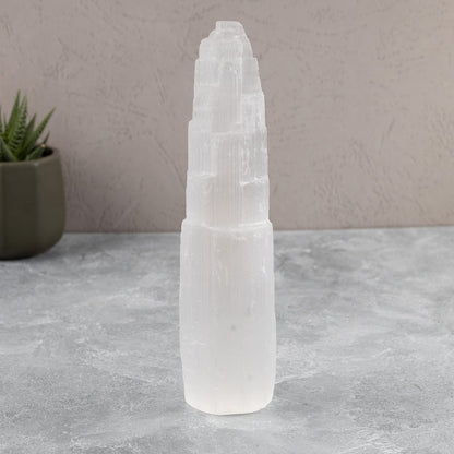 Wish Well Extra Großer Selenit-Turm – 20 cm Selenit-Kristallturm – Aus Marokko abgebaut und handgefertigt – Ideal zum Reinigen und Aufladen von Kristallen und Heilsteinen, Meditation und Wohndekoration