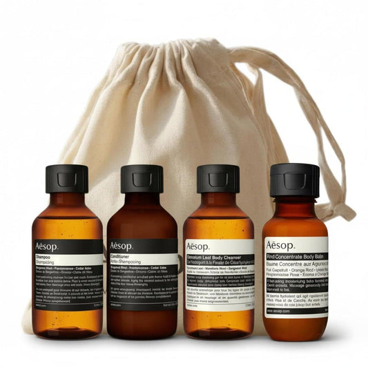Aesop Arrival Reiseset (4-teilig) Haar- & Körperpflegeset – Shampoo, Conditioner, Geranienblatt-Körperreiniger & Rind Concentrate Körperbalsam – je 50 ml – Geschenkset mit wiederverwendbarer Baumwolltasche