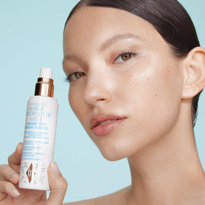 Charlotte Tilbury Magic Hydrator Face Mist - Feuchtigkeitsspray für sofortigen, strahlenden Glow - Optimiert die Aufnahme von Pflegeprodukten, belebt den Teint und hinterlässt sichtbar strahlende Haut