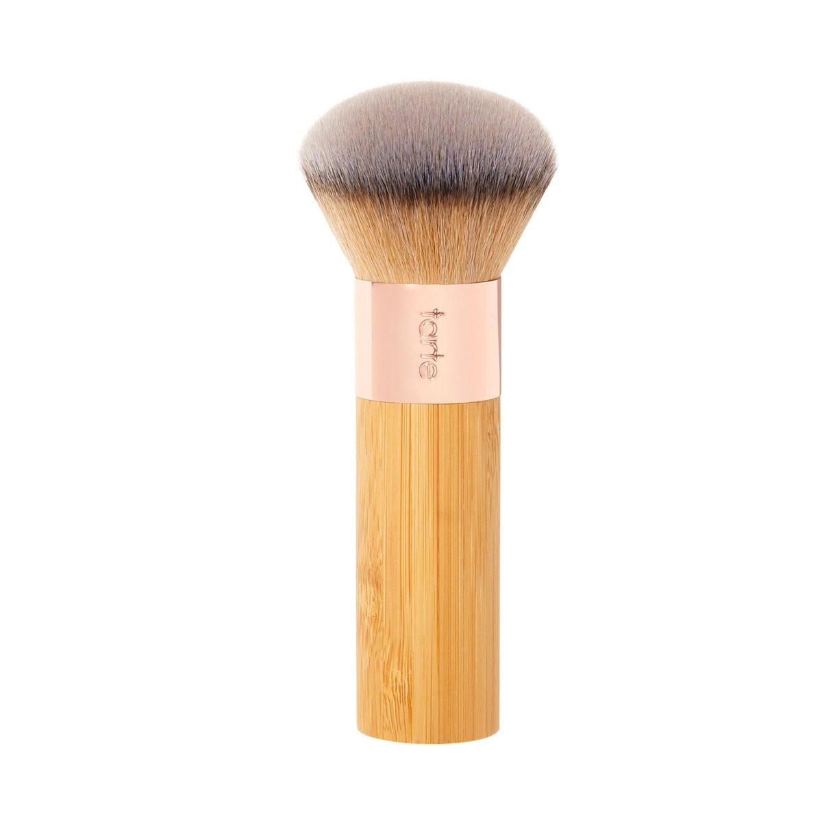 tarte the buffer airbrush finish foundation Pinsel – Mischpinsel für Creme-, Flüssig- oder Puder-Make-up, aufbaubare Deckkraft & nahtloses Auftragen für einen makellosen Teint, vegan & tierversuchsfrei, Full Size
