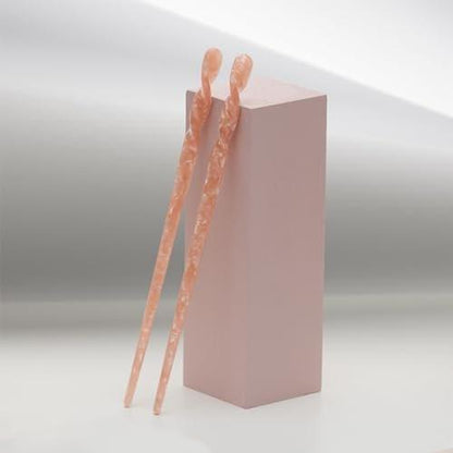 The Hair Edit Marble Pin Up Twists - Schlanke Haarnadeln mit Marmor-Finish in Blush, 2er-Pack