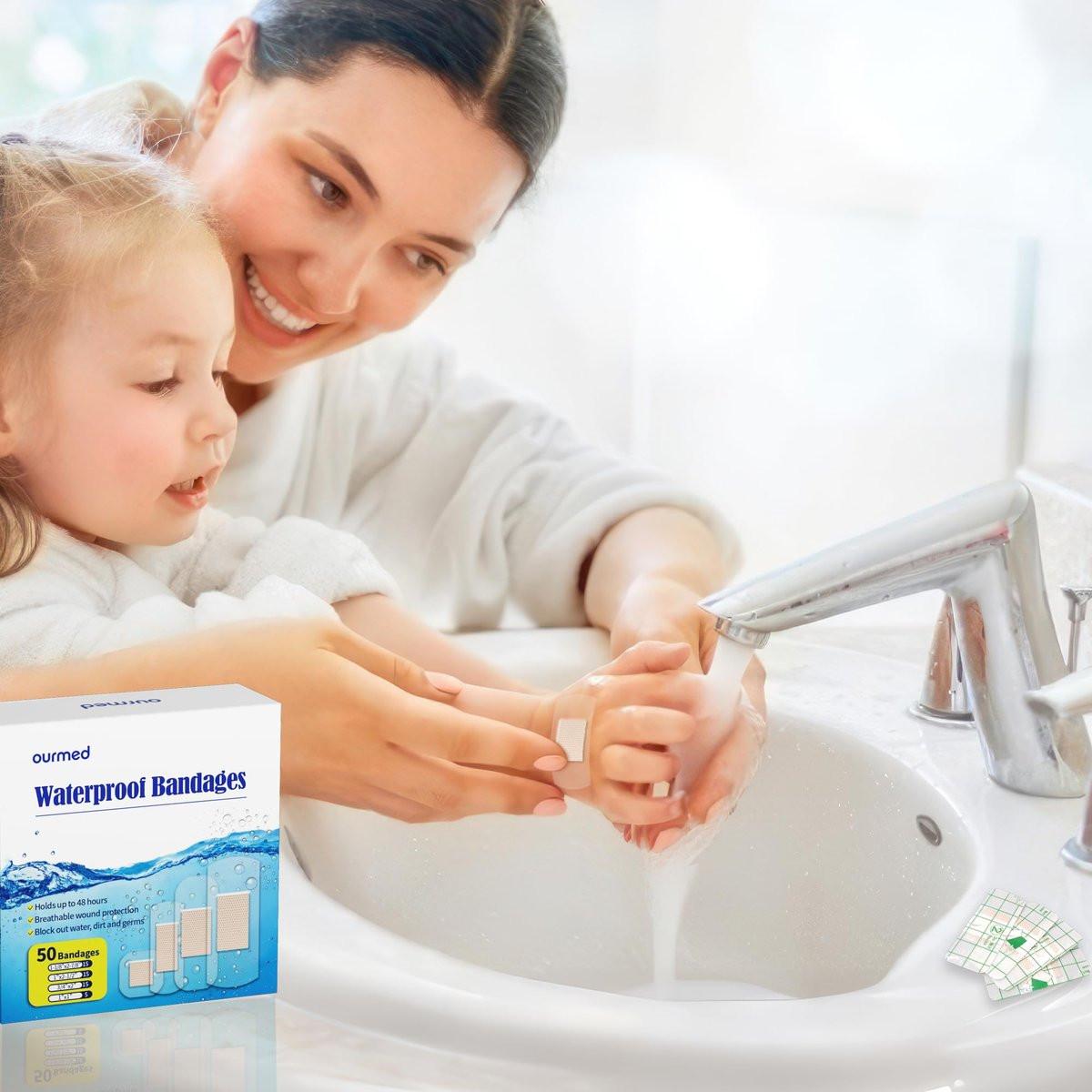 Ourmed wasserdichte Pflaster, transparente Klebepflaster für Erste Hilfe, Wundversorgung, Finger, Knie und Fersen, haften auf der Haut beim Baden, Duschen oder im Pool, gemischte Größen, 50 Stück