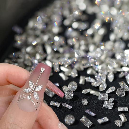 Jaliya 50 Stück Glitzernde Zirkon-Rhinestones, 2-3 mm Mini-Nagelkunst-Diamanten, 3D-Spitzboden-Rhinestone-Mehrformen-Kristall-Nagel-Edelsteine