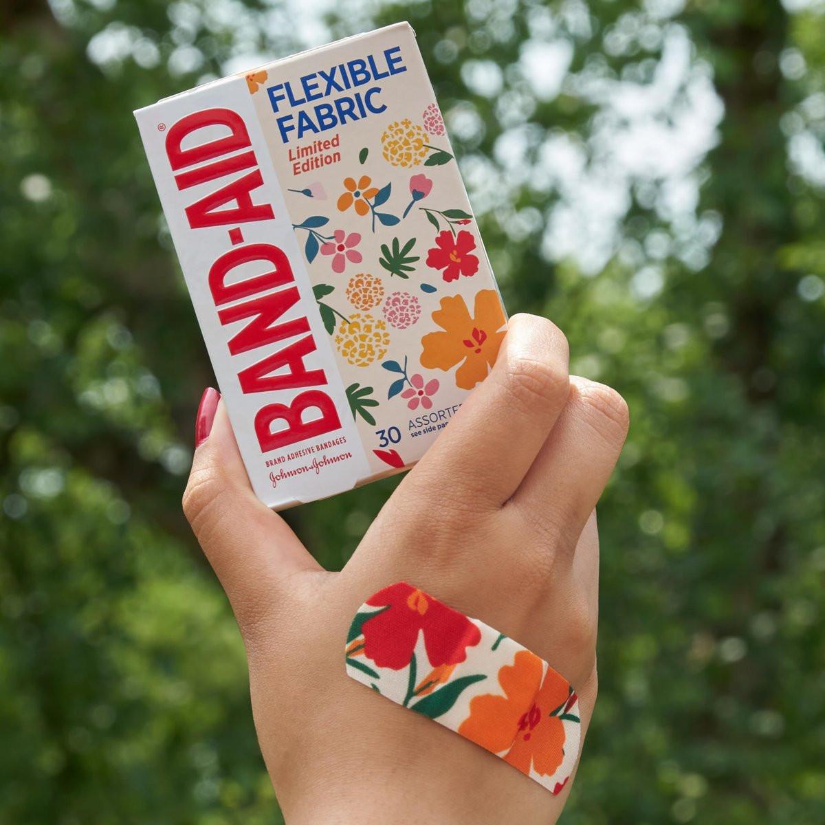 Band-Aid Flexible Fabric Pflaster Wildflower Design, 30 Stück, hautfreundlich und atmungsaktiv