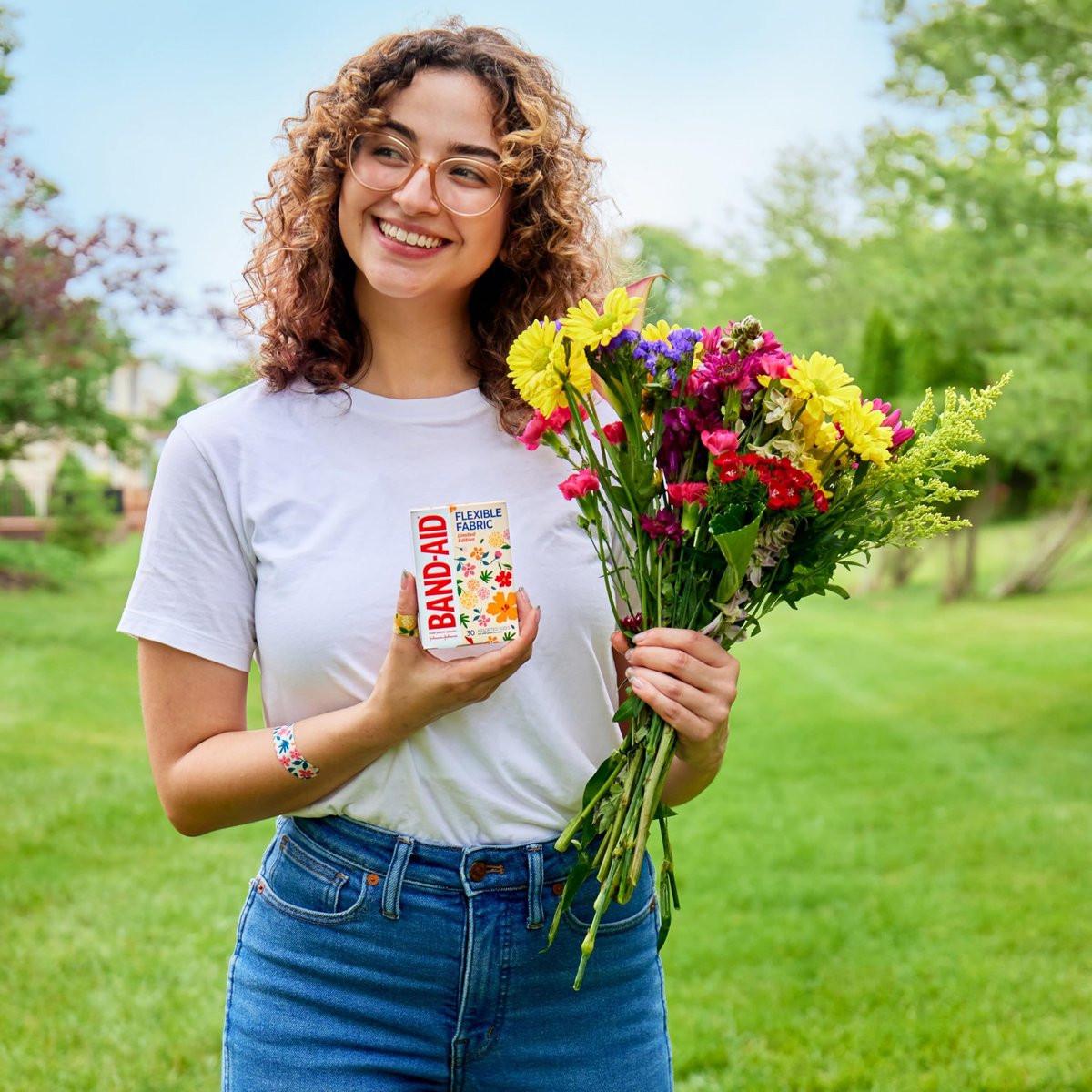 Band-Aid Flexible Fabric Pflaster Wildflower Design, 30 Stück, hautfreundlich und atmungsaktiv