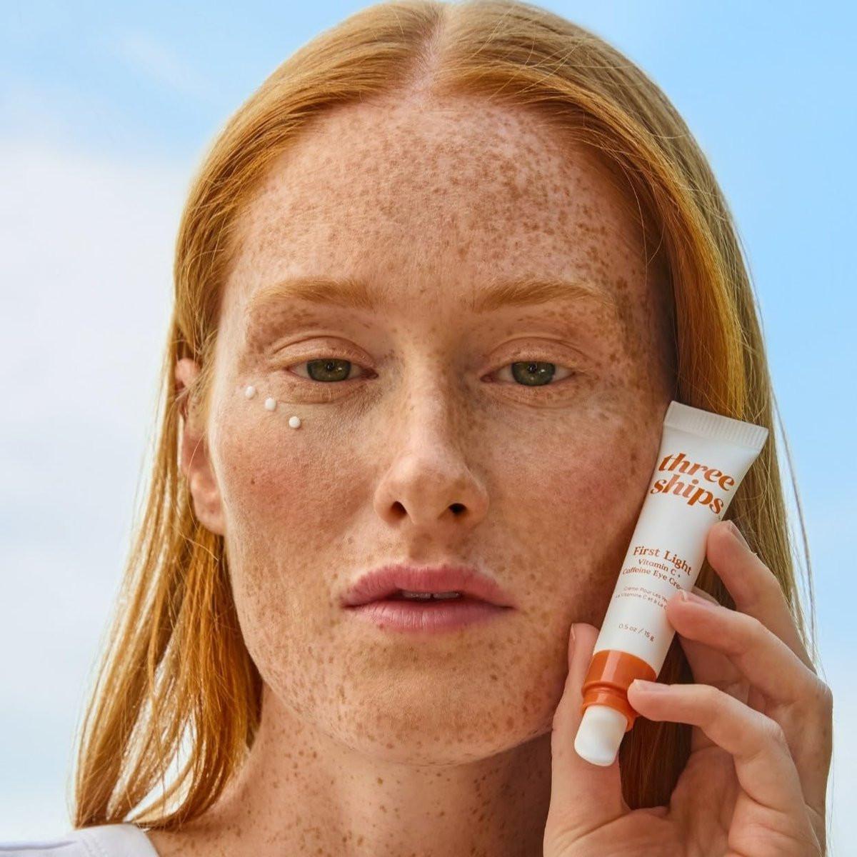 Three Ships – First Light Vitamin C + Koffein Augencreme | Entschwellen, Aufwachen, Hydratisieren der Augenpartie | Tierversuchsfrei, Vegan, Parabenfrei, Für empfindliche Haut geeignet (0,5 oz | 15 g)