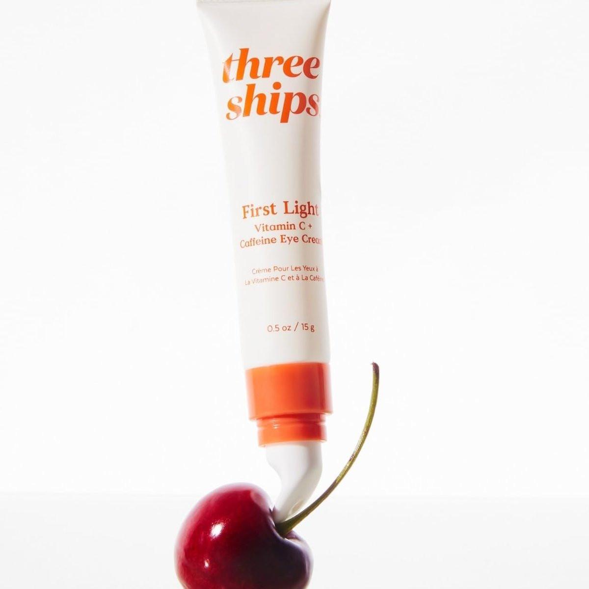 Three Ships – First Light Vitamin C + Koffein Augencreme | Entschwellen, Aufwachen, Hydratisieren der Augenpartie | Tierversuchsfrei, Vegan, Parabenfrei, Für empfindliche Haut geeignet (0,5 oz | 15 g)