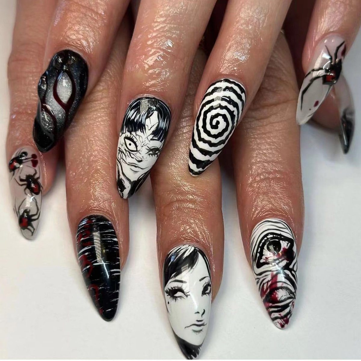 24-teilige Gothic Press-on-Nägel, mittlere Mandelform, falsche Nägel mit Punk-Cartoon-Anime-Design, schwarz-weiß, Horror-Gothic-Designs, französische falsche Nägel für Frauen, Acryl-Maniküre-Dekoration
