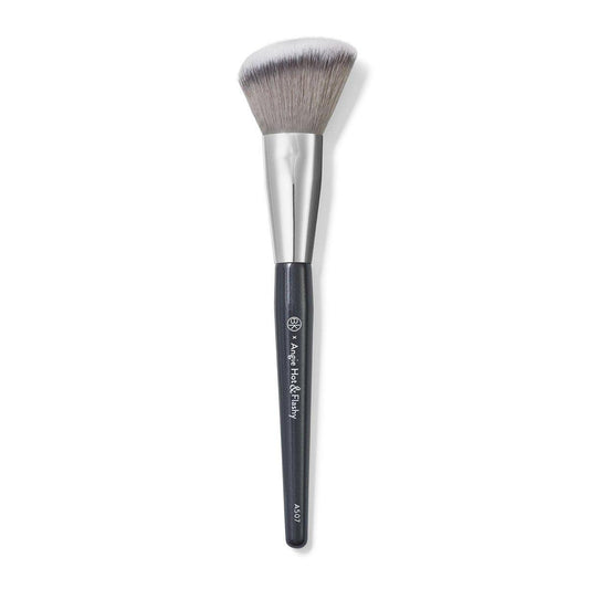 BK BEAUTY ANGIE HOT & FLASHY A507 Angled Blush Brush – Flauschiger, abgewinkelter Pinsel für Rouge, Bronzer & Contour – Für nahtloses, streifenfreies Finish