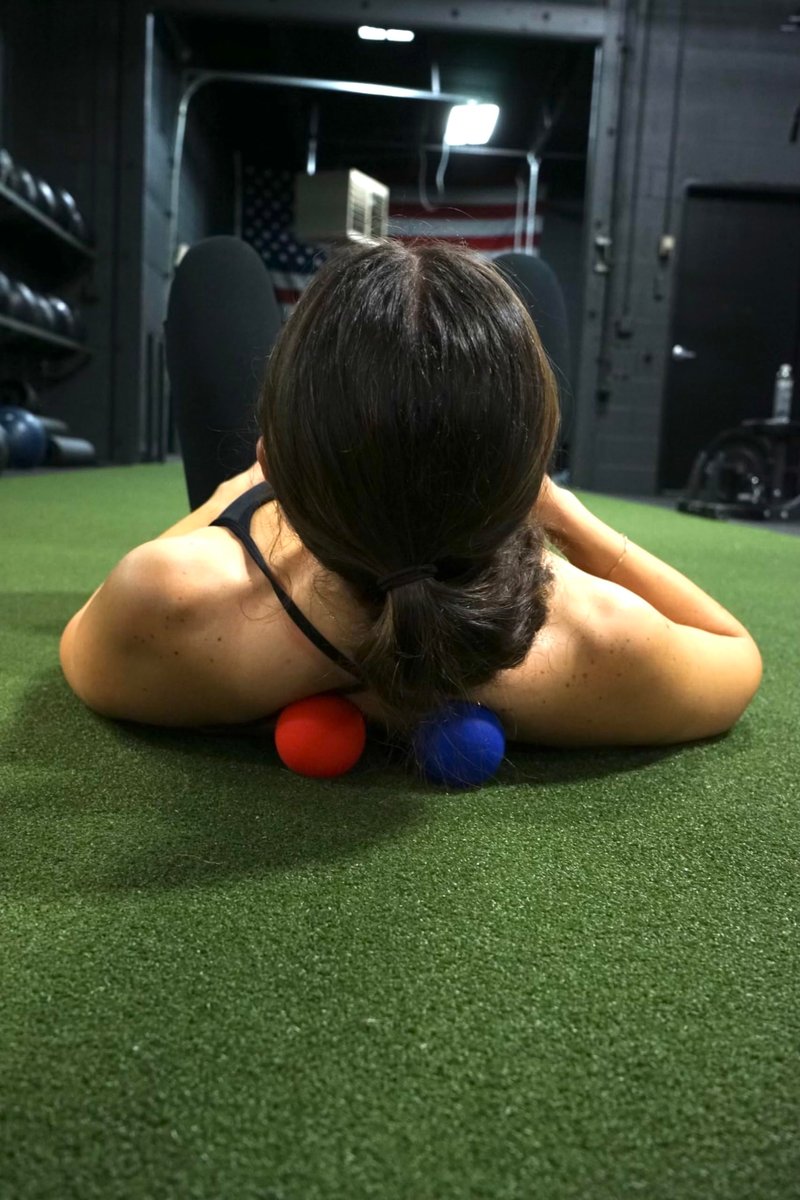 GolgiStim Lacrosse Massage Bälle für Triggerpunkt-Therapie, Muskelknoten, Yoga, myofasziale Entspannung – 2er-Set mit Netzbeutel (Rot und Blau)