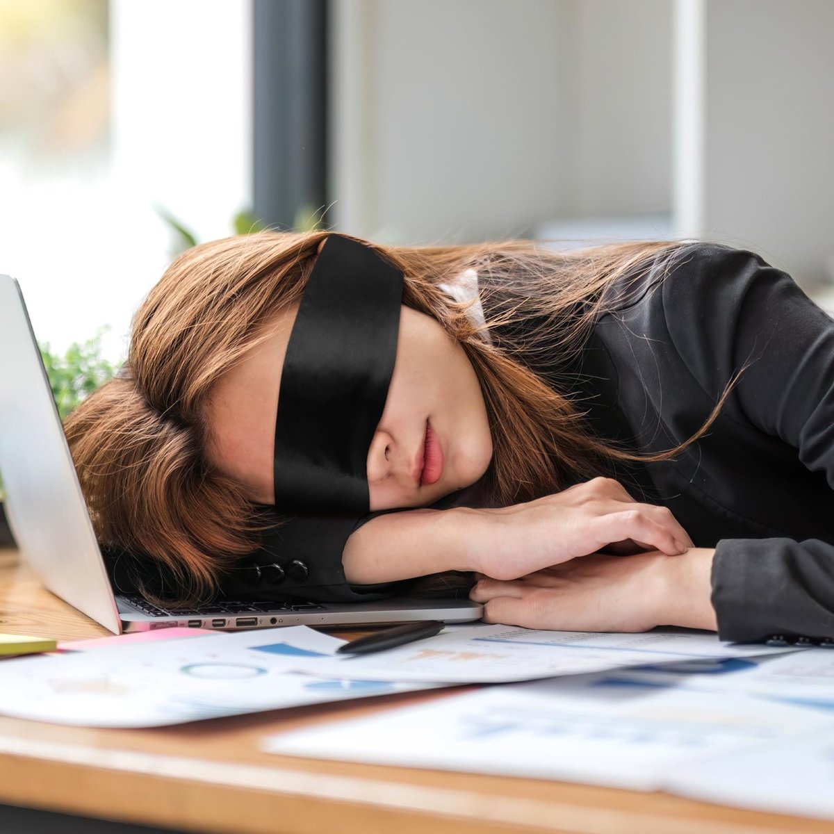 Oruola 4er-Pack Schlafmasken für Erwachsene – Lichtblockierende, verstellbare Satin-Augenmasken für Schlaf, Reisen, Yoga, Meditation (150 cm) – Mehrfarbig: Weinrot & Schwarz + Rein Schwarz + Rein Pink + Rein Lila