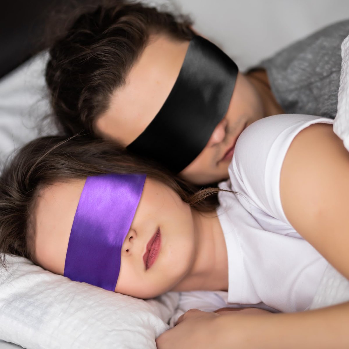 Oruola 4er-Pack Schlafmasken für Erwachsene – Lichtblockierende, verstellbare Satin-Augenmasken für Schlaf, Reisen, Yoga, Meditation (150 cm) – Mehrfarbig: Weinrot & Schwarz + Rein Schwarz + Rein Pink + Rein Lila