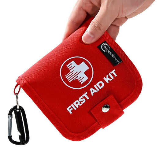 Benelinemed Mini Erste-Hilfe-Set – 137-teiliges Notfallset für Zuhause, Auto, Reise, Camping & Outdoor (Rot)