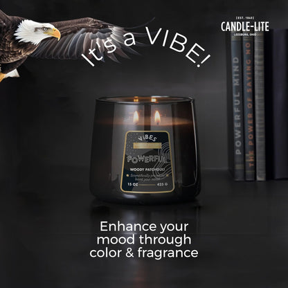 Candle-Lite Vibes Woody Patchouli Stimmungsaufhellende Duftkerzen, 425 g Glas, Aromatherapie, Stolz in den USA gegossen, 2 Dochte, 86 Stunden Brenndauer, Perfektes Entspannungsgeschenk