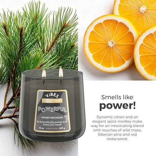 Candle-Lite Vibes Woody Patchouli Stimmungsaufhellende Duftkerzen, 425 g Glas, Aromatherapie, Stolz in den USA gegossen, 2 Dochte, 86 Stunden Brenndauer, Perfektes Entspannungsgeschenk