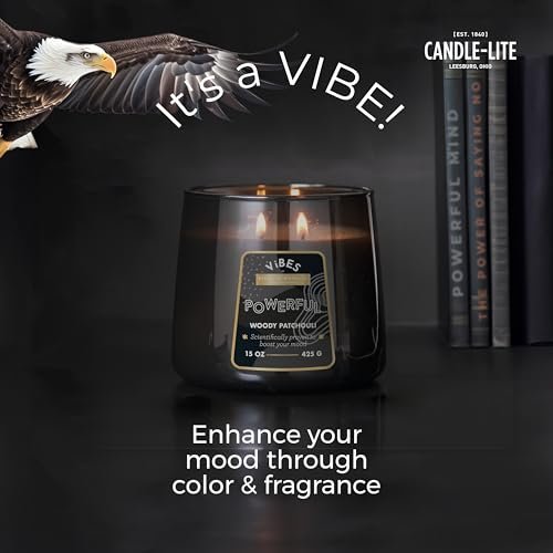 Candle-Lite Vibes Woody Patchouli Stimmungsaufhellende Duftkerzen, 425 g Glas, Aromatherapie, Stolz in den USA gegossen, 2 Dochte, 86 Stunden Brenndauer, Perfektes Entspannungsgeschenk