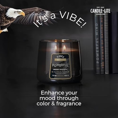 Candle-Lite Vibes Woody Patchouli Stimmungsaufhellende Duftkerzen, 425 g Glas, Aromatherapie, Stolz in den USA gegossen, 2 Dochte, 86 Stunden Brenndauer, Perfektes Entspannungsgeschenk