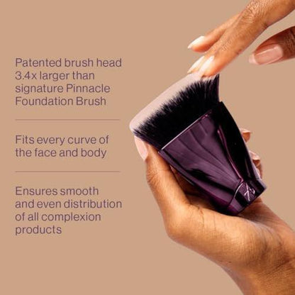Anisa Beauty Pinnacle Face & Body Pinsel | Großer Make-up-Pinsel für Foundation, Puder & Selbstbräuner | Vollflächiger Mischpinsel mit weichen, dichten veganen Fasern | Reisefreundliches Beauty-Tool