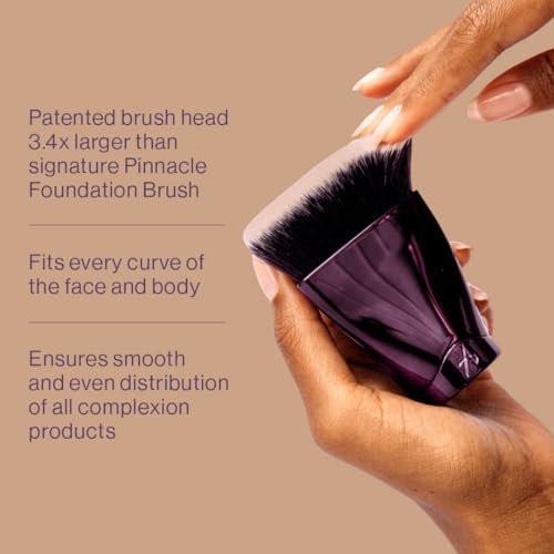 Anisa Beauty Pinnacle Face & Body Pinsel | Großer Make-up-Pinsel für Foundation, Puder & Selbstbräuner | Vollflächiger Mischpinsel mit weichen, dichten veganen Fasern | Reisefreundliches Beauty-Tool
