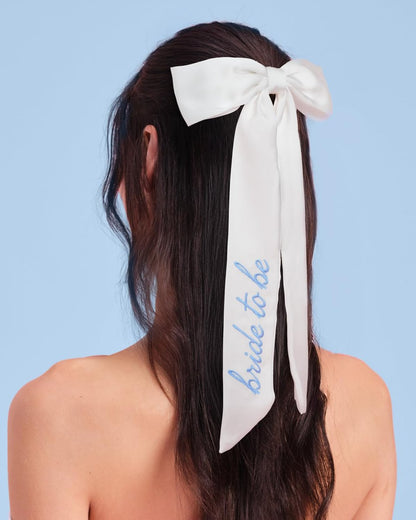 xo, Fetti Blau 'Braut zu sein' bestickte weiße Haarschleife | Junggesellinnenparty Haarschmuck, Brautdusche Accessoire, Brautjungfern Geschenk, Hochzeitskopfband, Verlobungsaccessoire
