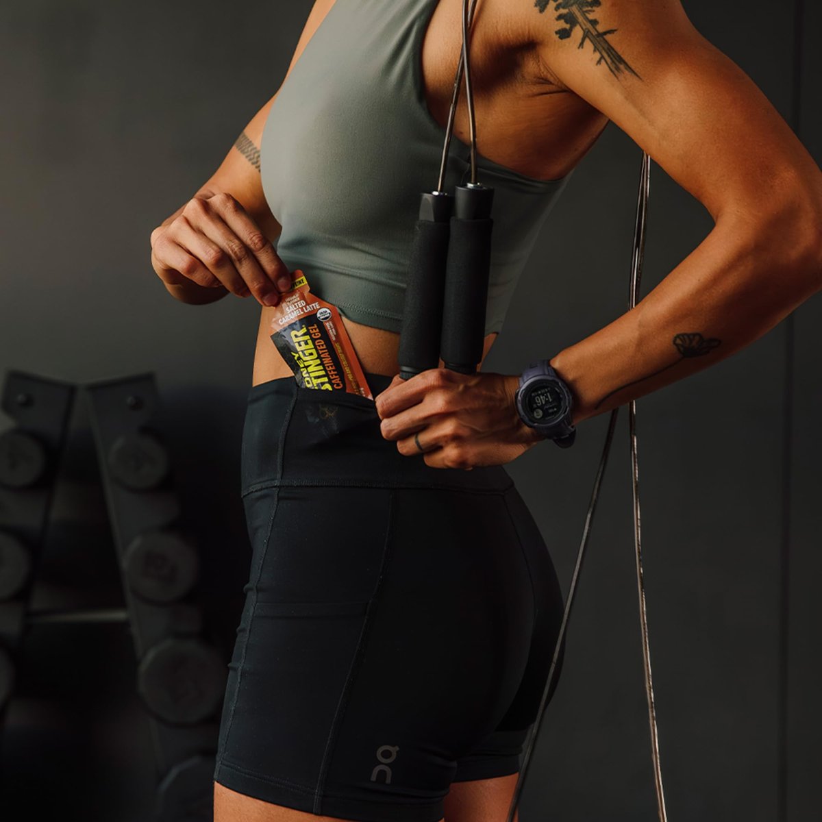 Honey Stinger Organic Salted Caramel Energy Gel, koffeinhaltig & glutenfrei, für Sport, Laufen und Leistung, Sporternährung für Zuhause & Fitnessstudio, vor und während dem Training, 12er Pack, 13,2 Unzen