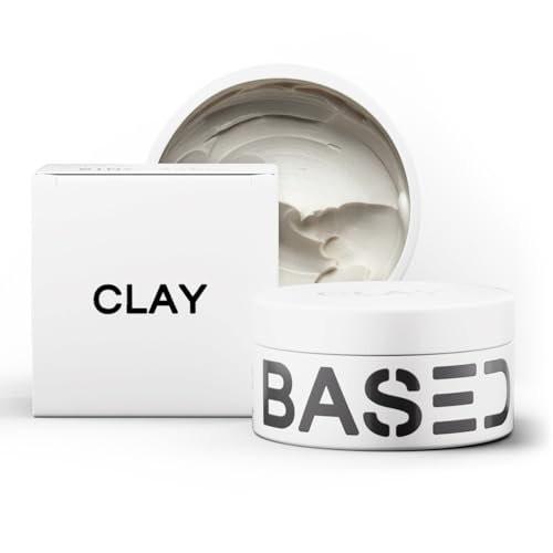 BASED Hair Clay für Männer - Premium Haar Clay mit starkem Halt, texturierendem Finish und geringem Glanz - Haarstyling für mittleres, dickes, glattes oder welliges Haar - Santal Sandelholz Duft (85 g, 1er-Pack)
