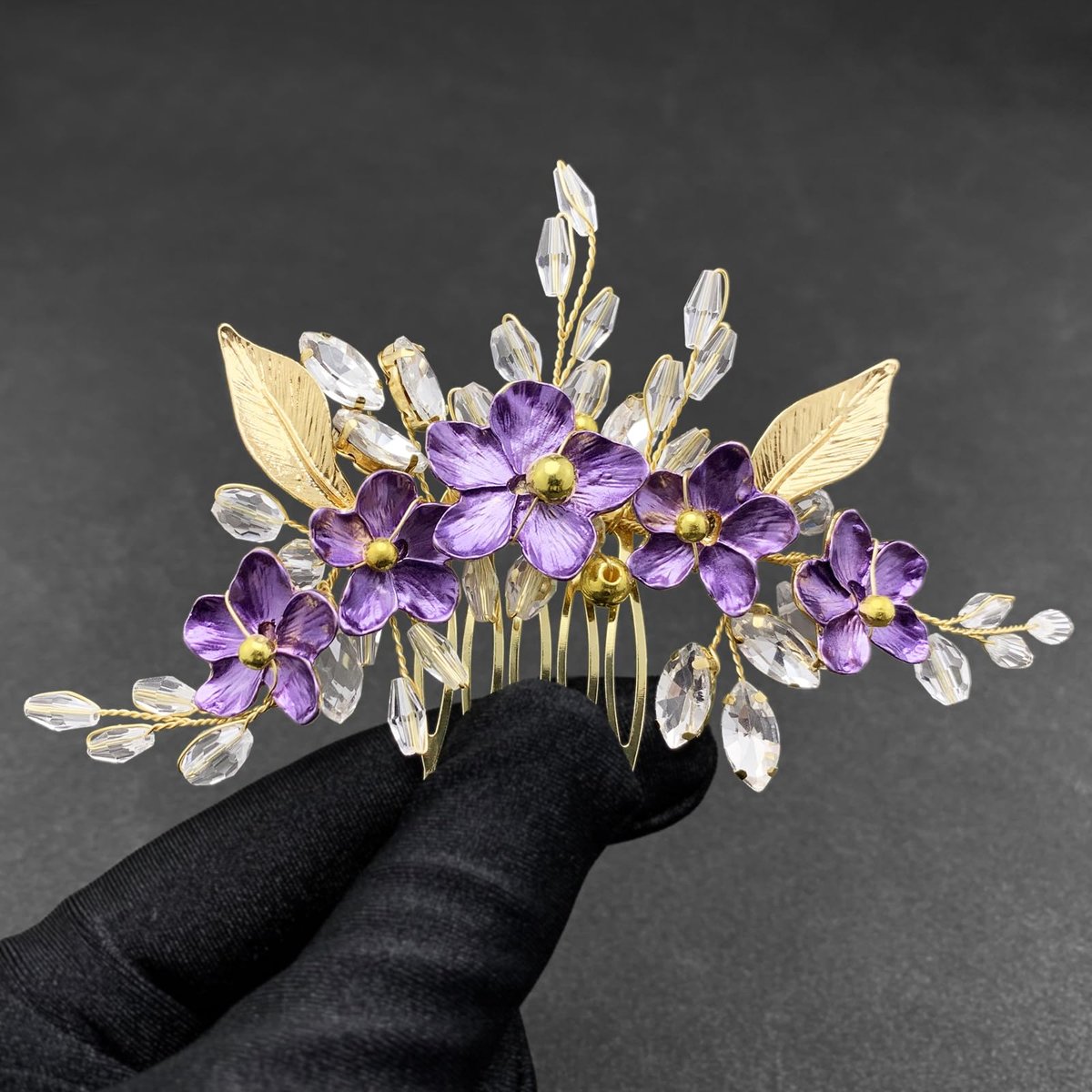 PRETTYLIFE Lila Blumenhaarkamm für Bräute – Kristall Gold Blatt Haaraccessoire für Hochzeit und Ball