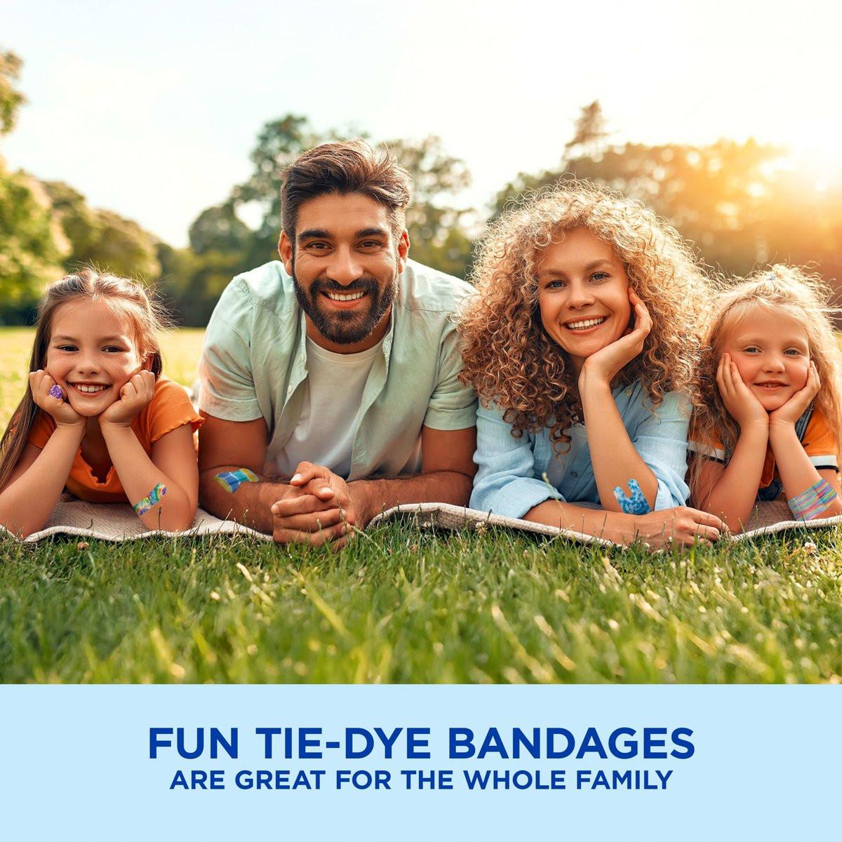 BAND-AID Flexible Fabric Pflaster, Steriler Wundschutz für kleine Schnitte, Schrammen & Verbrennungen, Erste-Hilfe-Set-Essential, lustige Tie-Dye-Designs, verschiedene Größen, 100 Stück