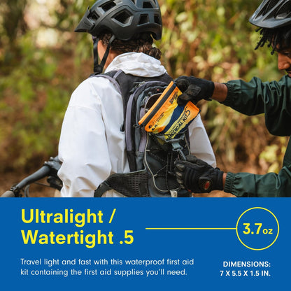 Adventure Medical Kit Ultralight/Watertight Notfallset .5 – Für bis zu 2 Personen, bis zu 2 Tage – Inklusive Verbände, Blasenpflaster & mehr – Perfekt zum Wandern, Radfahren & Klettern