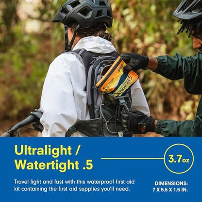 Adventure Medical Kit Ultralight/Watertight Notfallset .5 – Für bis zu 2 Personen, bis zu 2 Tage – Inklusive Verbände, Blasenpflaster & mehr – Perfekt zum Wandern, Radfahren & Klettern