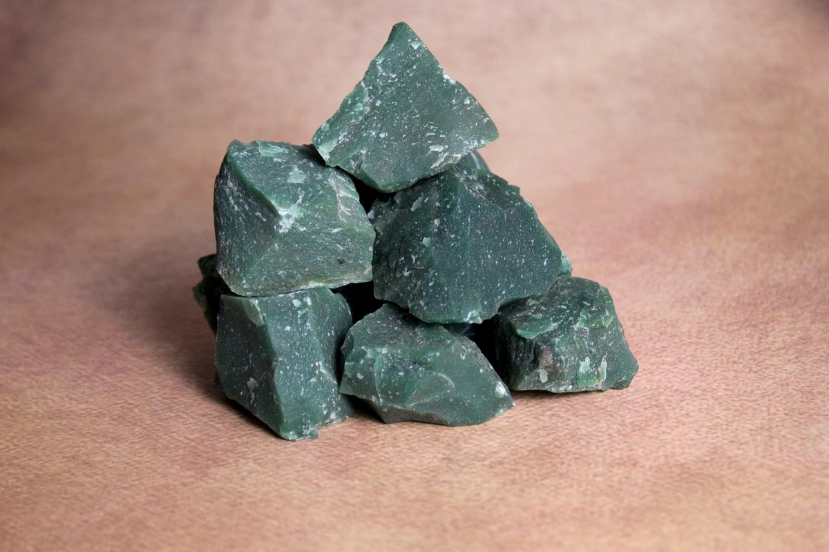 Große 1,25-2,0" Natürliche Grüne Jade Rohkristalle Steine für Meditation, Chakra, Reiki, Kristallgitter, Energiearbeit, Drahtwickeln und Spirituelle Wohnkultur