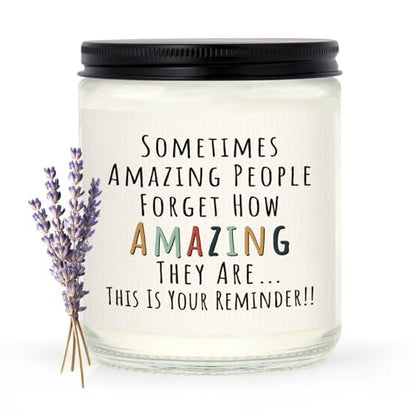 Craftique Geschenke für Frauen, Geburtstagsgeschenke für Frauen – Du bist großartig Kerze – Freundschaft/Dankeschön/Inspirationsgeschenk für Frau, Freundin, Lehrerin, Mama, Freundin, Schwester, beste Freundin – Lavendel