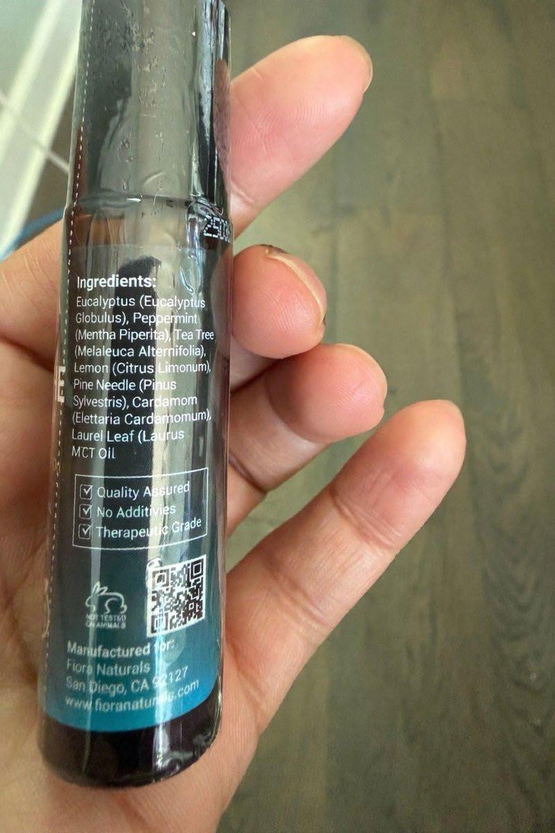Fiora Naturals Breathe Essential Oil Roll-On – 100% reine Mischung aus Eukalyptus, Pfefferminze & Teebaumöl – Aromatherapie-Roll-on, therapeutische Qualität, 0,33 Fl Oz