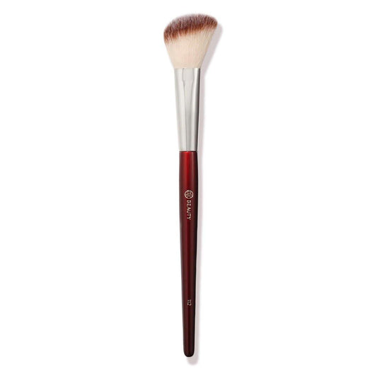 BK BEAUTY 112 Kleiner abgewinkelter Gesichtspinsel – Präziser Rougepinsel für weiches, natürliches Verblenden, ideal für Rouge auf kleineren Gesichtern & Highlighting