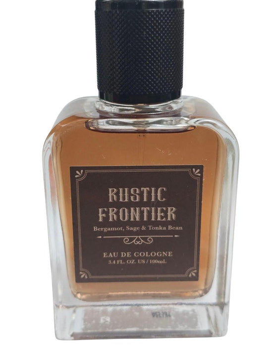 Rustic Frontier Eau de Parfum für Männer – 3,4 FL OZ (100 ml) | Lang anhaltendes, maskulines Cologne mit Bergamotte, Salbei & Tonkabohne | Kühner, frischer & holziger Duft | Premium Herrenparfüm