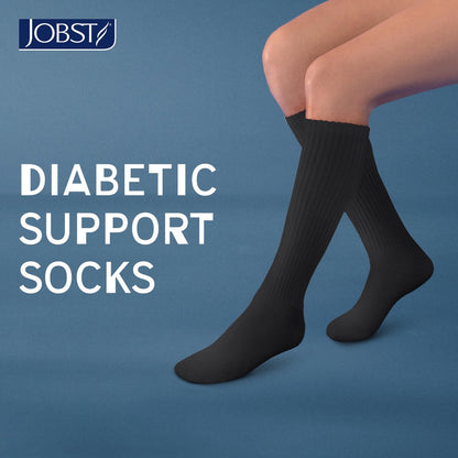 JOBST SensiFoot Diabetische Kompressionsstrümpfe für Damen und Herren 8-15 mmHg mit nahtloser Zehenpartie und Feuchtigkeitsmanagement - Extra Polsterung im Zehen-, Fuß- und Fersenbereich - Kniestrümpfe - Geschlossene Spitze - Schwarz, Large