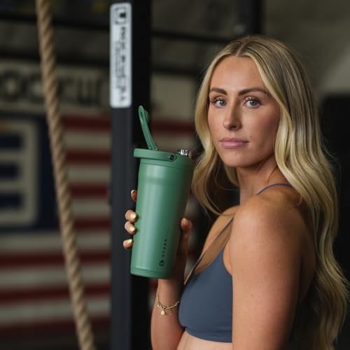 HydroJug 24 oz Edelstahl Shaker – Isoliert, auslaufsicher, BPA-frei mit leiser Mischgitter – Klumpenfrei, leise – Premium Shaker für Fitness, Sport & Alltag, Salbei