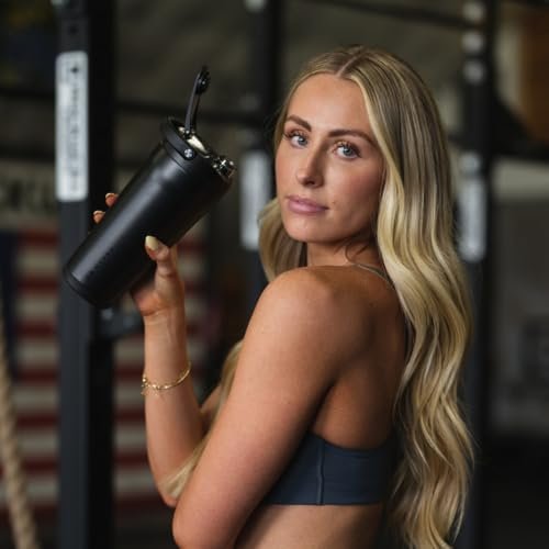 HydroJug 24 oz Edelstahl Shaker – Isoliert, Auslaufsicher, BPA-frei mit Leiser Mischgitter – Keine Klumpen, Kein Lärm – Premium Shaker für Fitness, Sport & Alltag, Schwarz