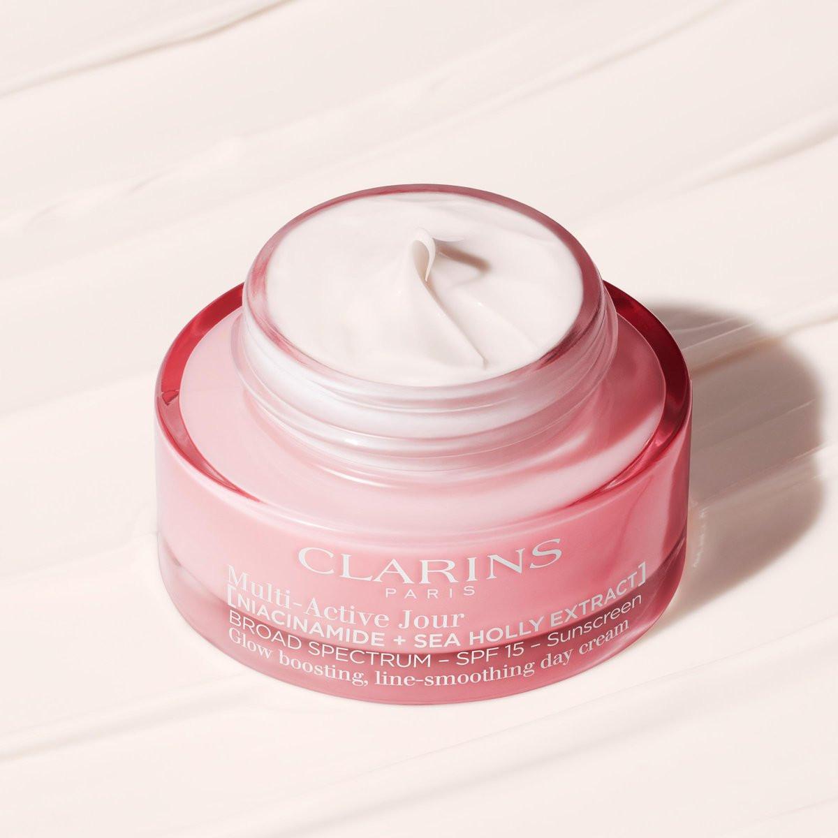Clarins Multi-Active Tagescreme SPF 15 mit Niacinamid | Glättet feine Linien | Strafft sichtbar die Poren | Ebenmäßiger Teint und Textur | Fördert den Glow | Stärkt die Feuchtigkeitsbarriere | Alle Hauttypen | 48 ml
