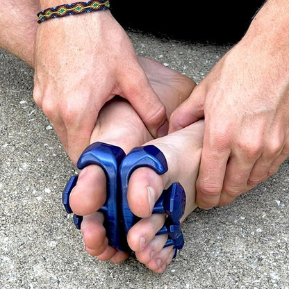 YogaToes® Gems® für Herren – Zehenspreizer & Zehenstretcher aus Gel in Metallic Blau – passt zu Schuhgröße 7+ – Hilft bei Fußschmerzen & steigert die sportliche Leistung